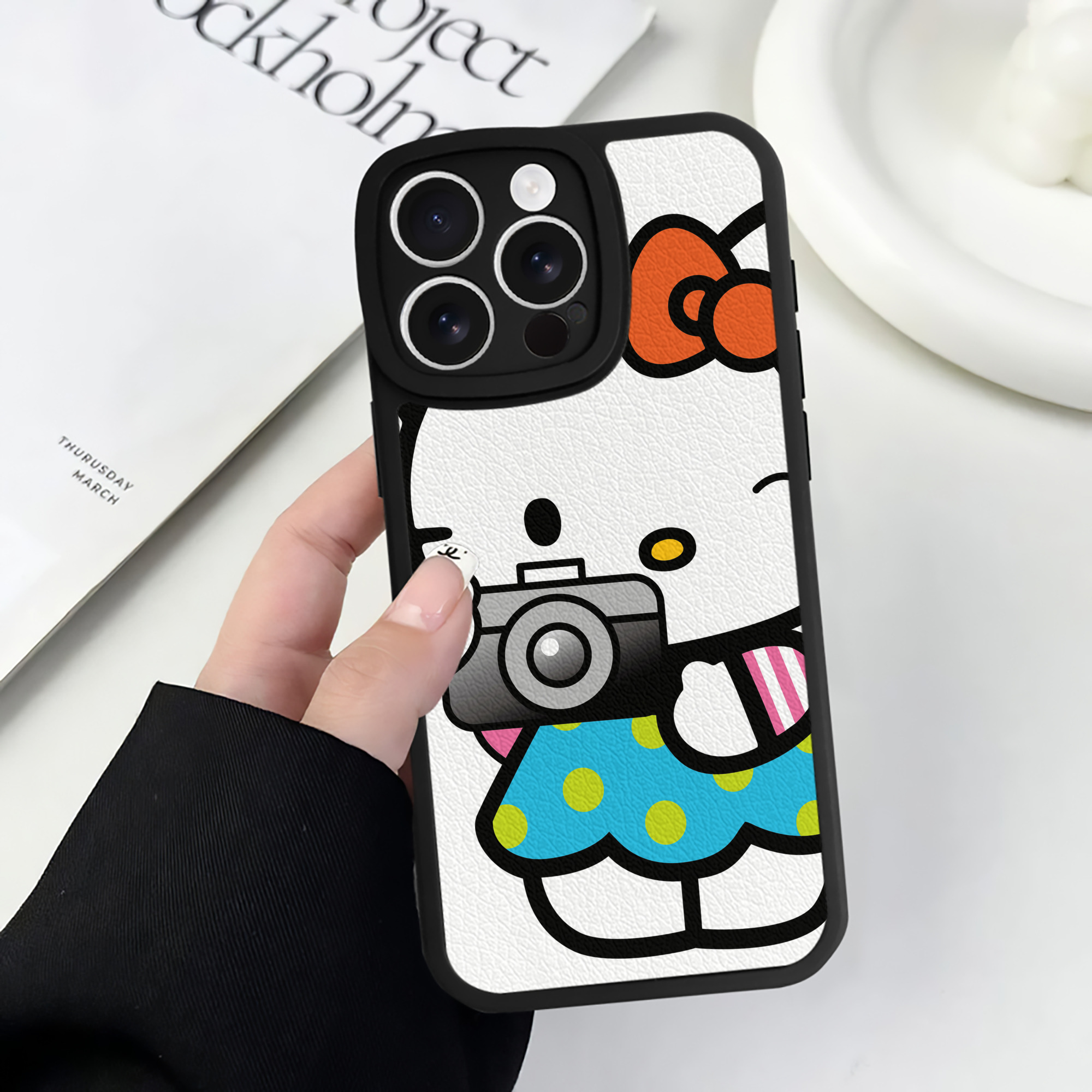 （画像用） Hello Kitty ハローキティ 【iPhone 16シリーズ対応】シリコンスマホケース（レザー調） 材質：シリコン